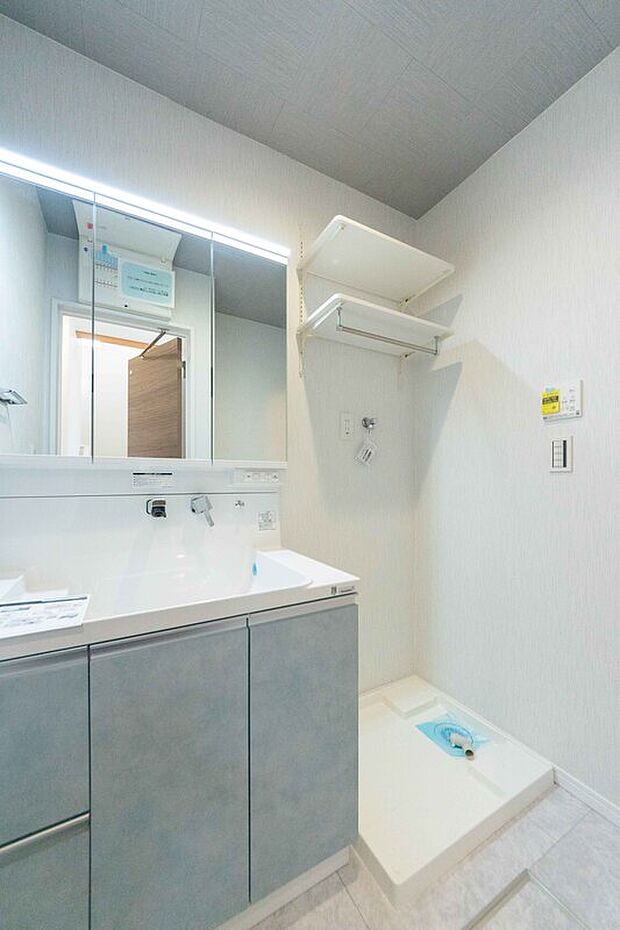 【洗面室】落ち着いた色合いでまとめた、モダンな洗面室。毎日の身支度も洗濯も、この場所で快適に。