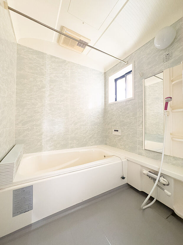 【バスルーム】お子様との会話も弾む、明るく清潔感あふれる空間。窓があるため換気もスムーズで、家族の健康を守る快適な住まい。ぜひ現地でこの開放感をご覧ください。