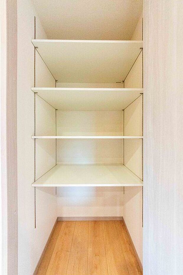 【パントリー】「人気のキッチンパントリー付き」
調味料やちょっとしたお料理道具の収納に便利なキッチンパントリー。