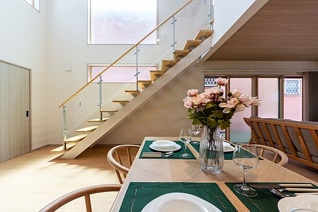 【リビング】家族の時間を豊かに彩る、開放的な大空間リビング。明るい陽射しが心地よく、自然と笑顔が溢れます。お子様の成長に合わせて、レイアウトも自由自在。家族みんなが快適に過ごせる空間です。