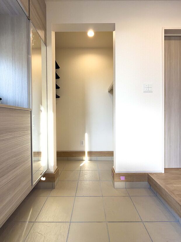 【玄関】ベビーカーや外遊びのおもちゃもスッキリ収まる大容量収納。整理整頓が自然と身につき、家族をいつも明るく迎える清潔感あふれる玄関です。