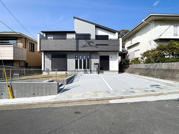 【外観】南道路からの陽光が降り注ぐ広いカースペース。夏はプール、冬は日向ぼっこ。お子様との笑顔が絶えない、開放感あふれる暮らしがここから始まります。