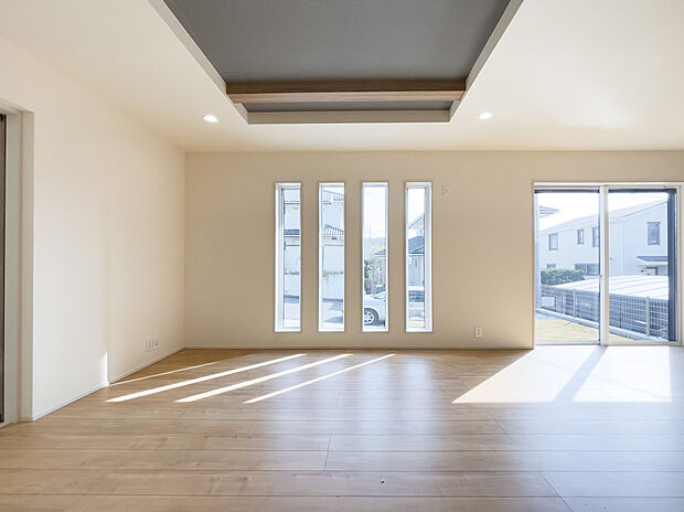 【リビング】朝の光がたっぷり注ぐリビング。家族で囲む食卓が自然と明るくなり、一日の始まりが楽しみに。陽だまりで子供たちが遊ぶ姿が目に浮かびます。