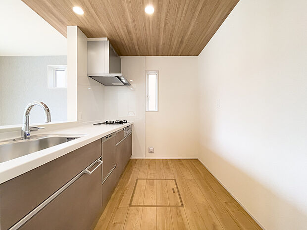 【キッチン】キッチンから和室まで見渡せる開放感。料理中もお子様の笑顔が見える、安心と温もりに満ちた家族の絆を育む空間です。