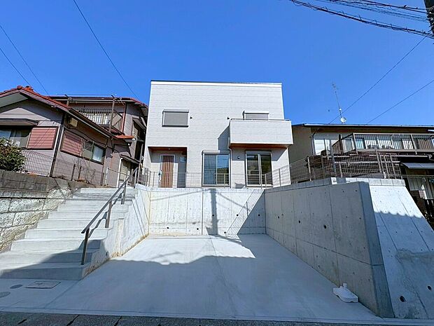 カースペース並列2台分。3ナンバー車やハイルーフ車も余裕で収まります。