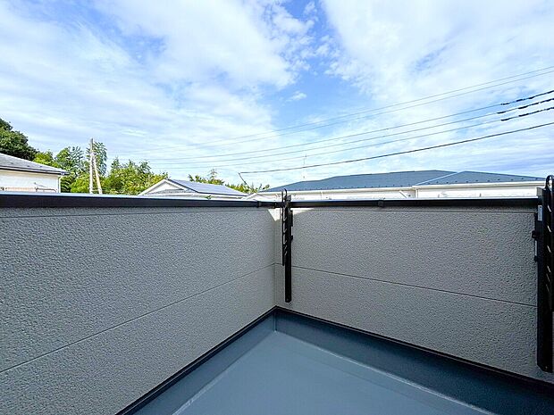 【バルコニー】風通しのがよいバルコニーは洗濯物が短時間で乾きます。