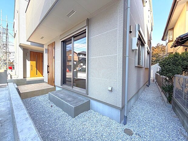 【庭】ガーデニングなどが楽しめる小庭付。