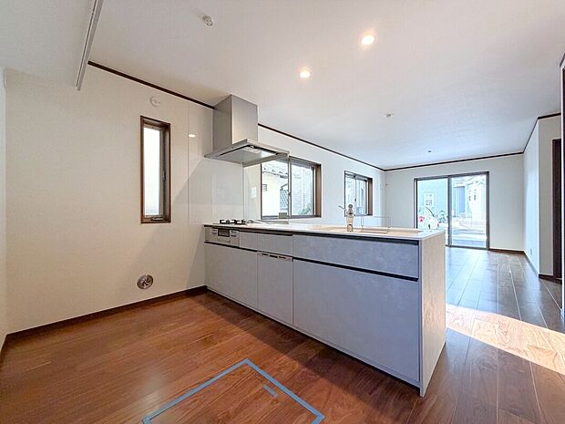 【リビング】憧れの広いリビングルーム。自分好みの空間に仕上げてください。