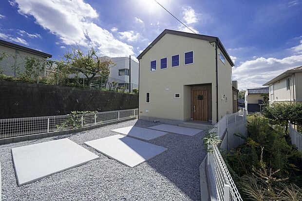 【オシャレなモダン外観】
外壁が周囲の街並みと青空に生えるお洒落な仕上がり!周囲には高い建物のないエリア。青い空が大きく感じますね。