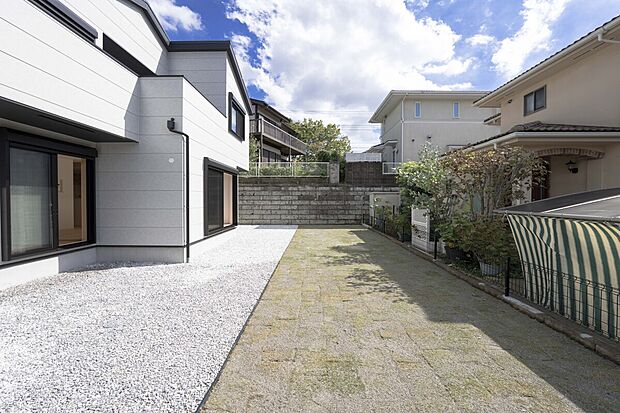 楽しみ方がたくさんあるお庭。こどもが遊べるのはもちろん、家庭菜園や友人を招いてBBQなど!いろんな思い出が作れますね。