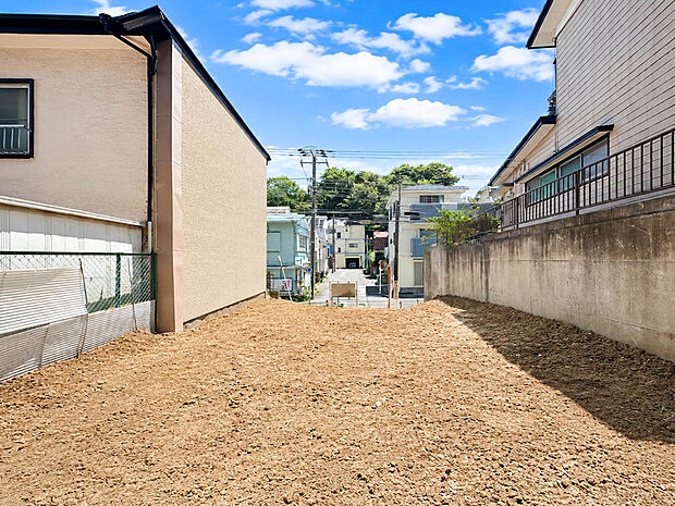 商業・公園・教育施設が身近に揃う暮らしの街。子育て環境も充実した、暮らしやすい住環境です。現地(2026年7月)撮影