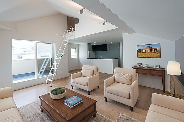 【勾配天井が解放感を演出してるリビング】勾配天井が解放感を演出している明るいリビング。人が集まるリビングという空間に「開放感」という付加価値を与え、人を招きたくなるようなお家です。※家具はCGです。