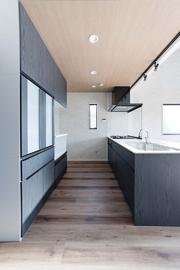 【収納力豊富なキッチン】整理収納もお手入れもしやすいモデルルームのようなキッチンに。大きさや形の異なる調理道具をすっきり、使いやすく収納。最初からカップボードがあるとキッチン整理が楽ですね。