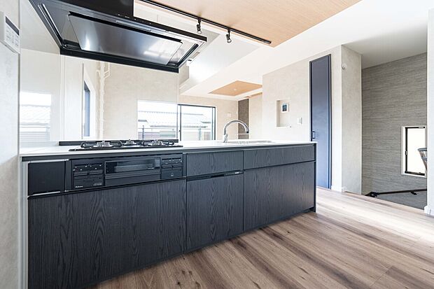 【デザイン性と機能性に優れたシステムキッチン】オープンキッチンでリビングダイニングを見渡せる気持ちのよいキッチンです。シンプルで洗練されたデザインのシステムキッチンは機能面も充実しています。