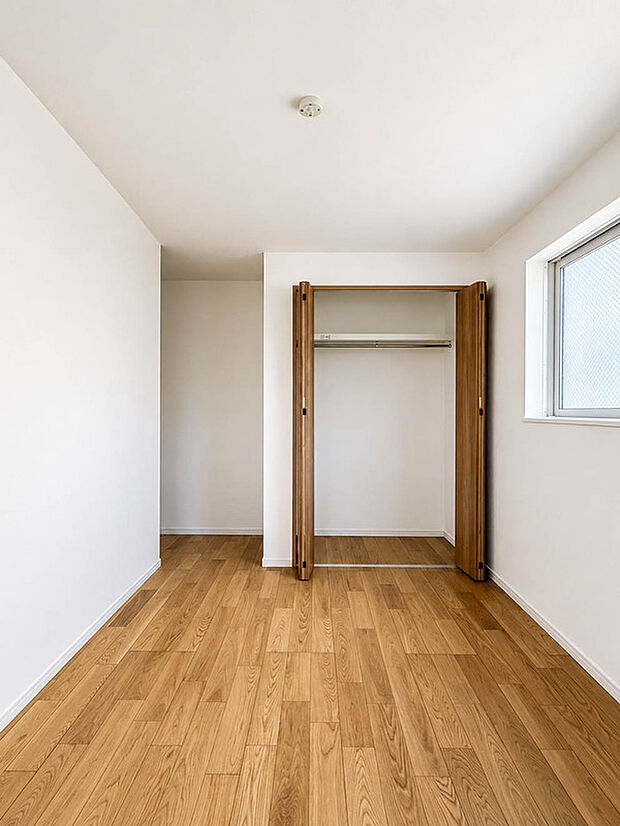 【子供部屋】一人ひとりの大切なプライベート空間。趣味・感性で個性的に飾って頂けるようシンプルに仕上げてあります。ゆとりある広さで、一人の時間をゆったりと過ごせる安らぐお部屋になるはずです。