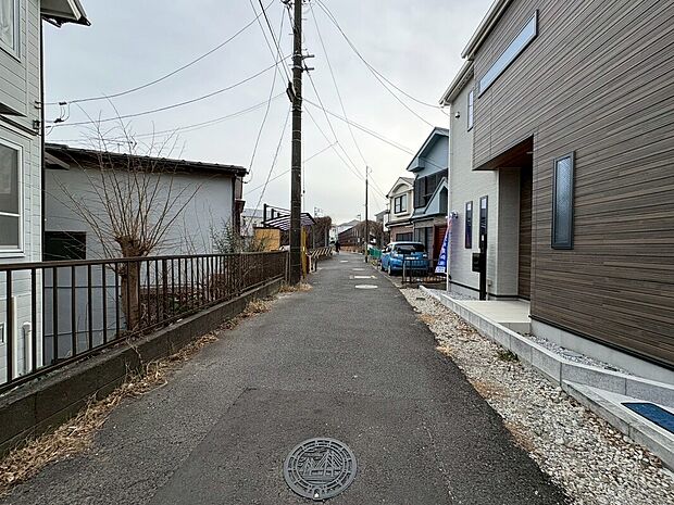 交通量の少ない前面道路です。安心して生活できます。