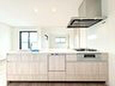 【キッチン】対面キッチンなので、リビングダイニングで学習するお子様を見守りながらお料理をすることもできます。家族との会話も弾みますね♪毎日の家事をサポートしてくれる食器洗乾燥機付です。