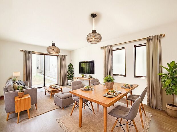 ご家族の賑やかな話し声で包まれる明るいリビング  ※家具はCGです