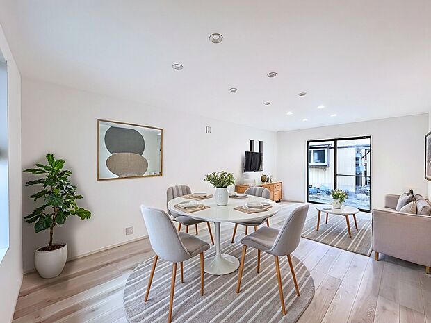 ご家族の賑やかな話し声で包まれる明るいリビング  ※家具はCGです