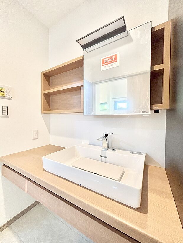 収納力と機能性に優れたお手入れラクラク洗面化粧台!