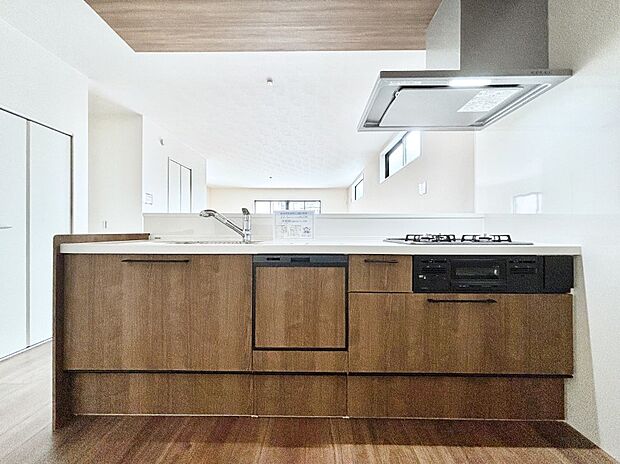 リビングを見渡せる人気のカウンターキッチン。 家族を見守りながら家事をすることができます。