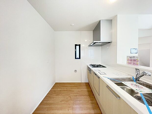 爽やかな風が通り抜けるキッチン。窓があるので明るく換気にも役立ちます