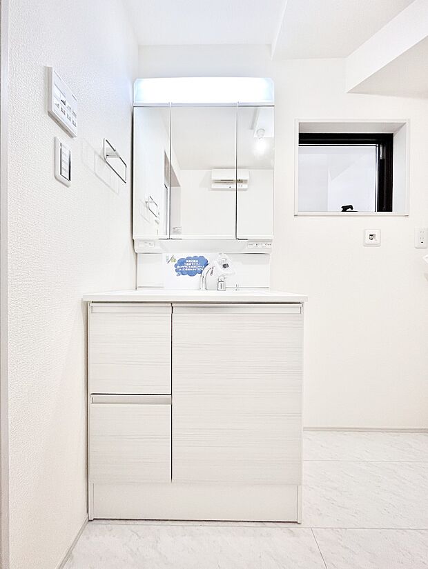 スタイリングに便利な三面鏡、ミラーキャビネットで細かい物スッキリ