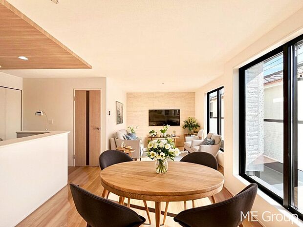 プライバシーも守れる2階リビングは明るく開放感たっぷり! ※家具はCGです