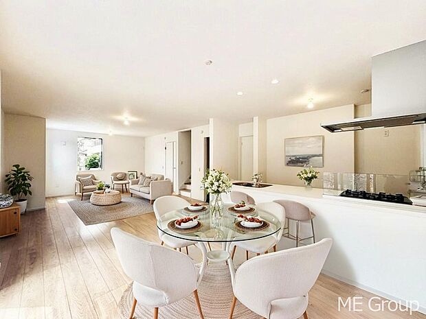 ご家族の賑やかな話し声で包まれる明るいリビング  ※家具はCGです  