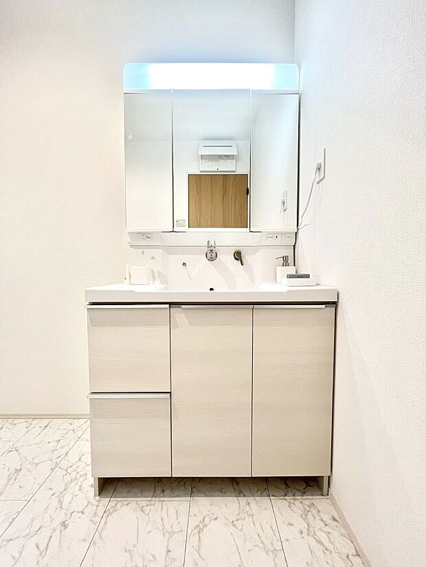 大きく見やすい三面鏡で清潔感ある洗面台は、身だしなみチェックや肌のお手入れにおすすめです。 