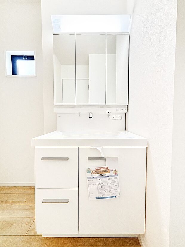 三面鏡キャビネット・シャワー付き洗面化粧台で忙しい朝の身支度もスムーズに！