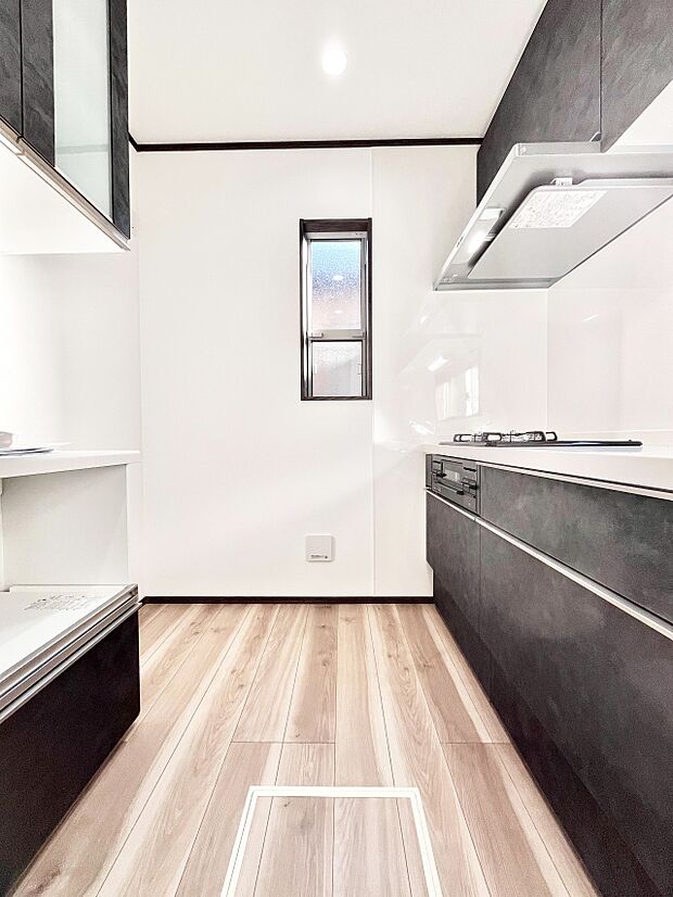 キッチンとお揃いのカップボード。全体に統一感ある仕上がりになっています。