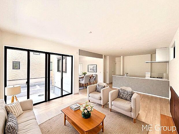 ご家族の賑やかな話し声で包まれる明るいリビング  ※家具はCGです