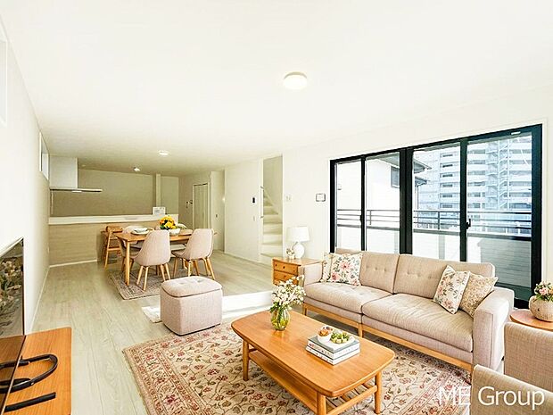 大きな窓からたっぷりの陽光と風を感じられるリビング※家具はCGです