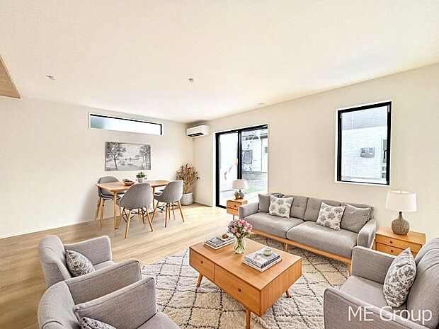 ご家族の賑やかな話し声で包まれる明るいリビング ※家具はCGです