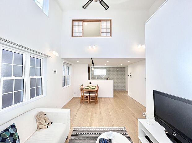 吹抜けのあるリビング!陽光が部屋全体を明るく照らし、リビング全体が開放感のある空間になります。