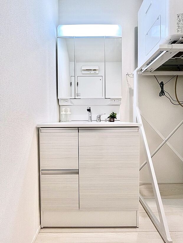 大きく見やすい三面鏡で清潔感ある洗面台は、身だしなみチェックや肌のお手入れにおすすめです。 