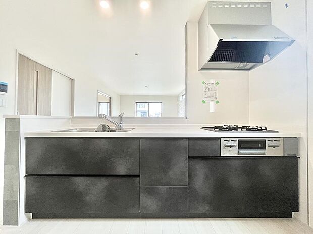 リビングを見渡せる人気のカウンターキッチン。 家族を見守りながら家事をすることができます。