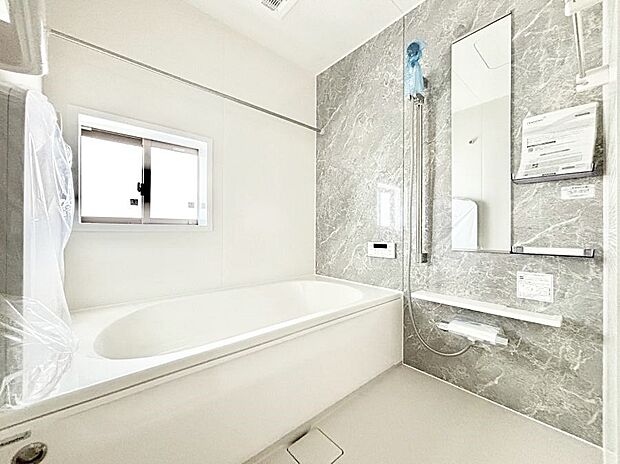 優しい色合いのバスルーム。ゆったりとリラックスできそうですね。