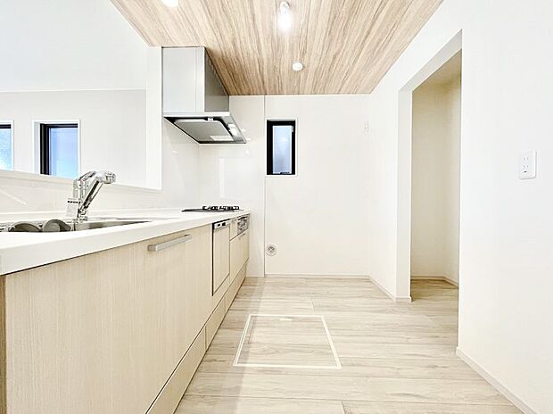 うれしいパントリー付きのキッチン。毎日のお料理も楽しく快適に!