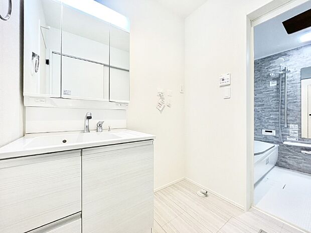 清潔感ある洗面化粧室で朝の身支度も快適