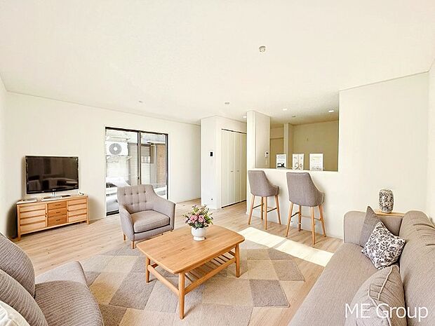 ご家族の賑やかな話し声で包まれる明るいリビング ※家具はCGです