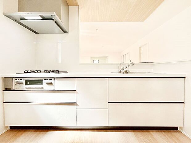 システムキッチンはシンプルでスッキリした飽きの来ないデザインなので永く使えそう!