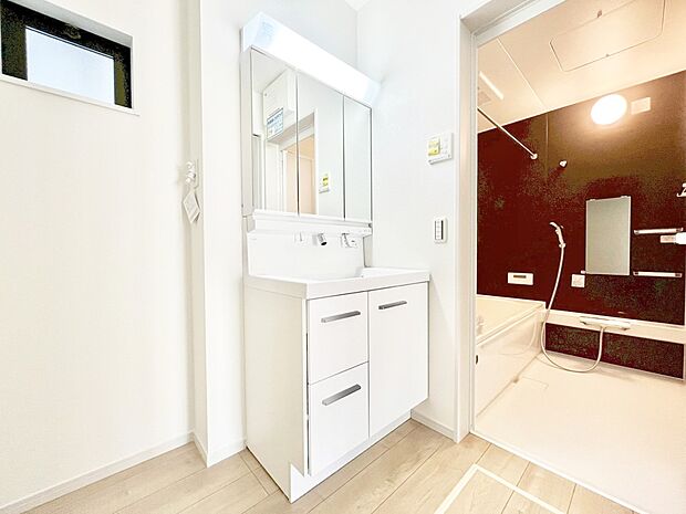 スタイリングに便利な三面鏡、ミラーキャビネットで細かい物スッキリ