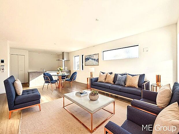 ご家族の賑やかな話し声で包まれる明るいリビング ※家具はCGです