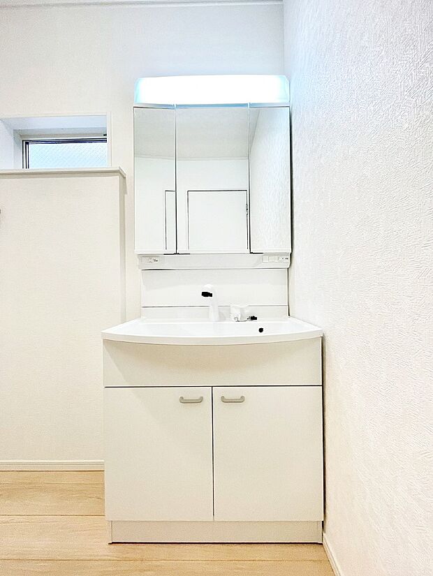 三面鏡の裏に、化粧品や衛生用品などを収納可能。洗面台をすっきりと保ちます！