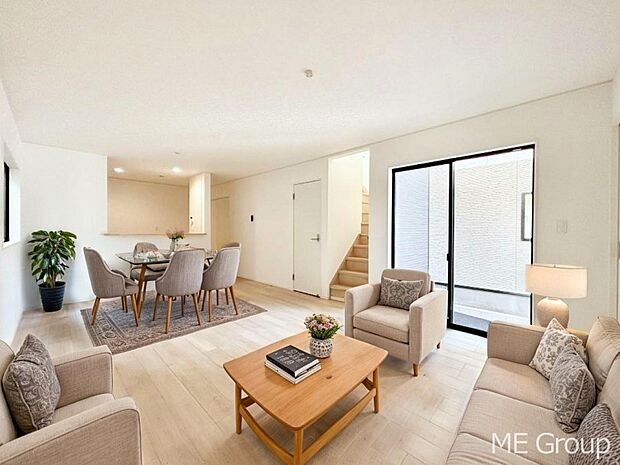 大きな窓からたっぷりの陽光と風を感じられるリビング ※家具はCGです