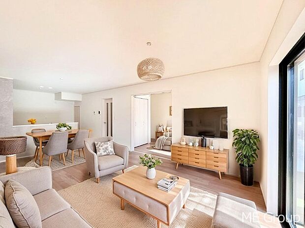 落ち着いた雰囲気のLDKは家族みんなの快適空間 ※家具はCGです