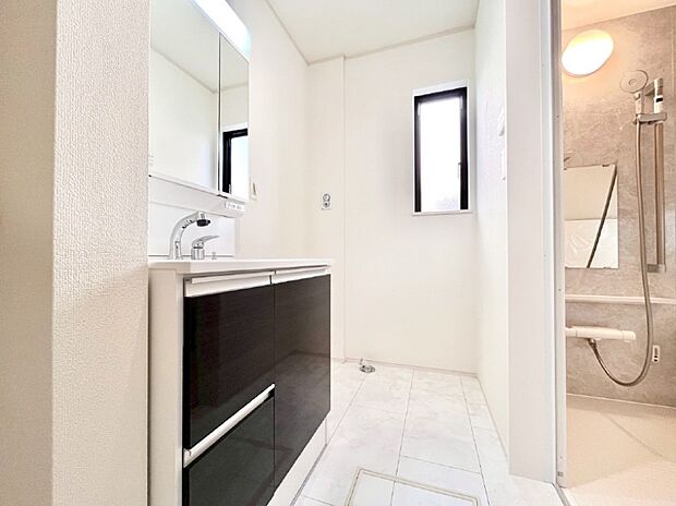 清潔感のある快適空間です。毎日の身支度も気持ち良くお使い頂けます。