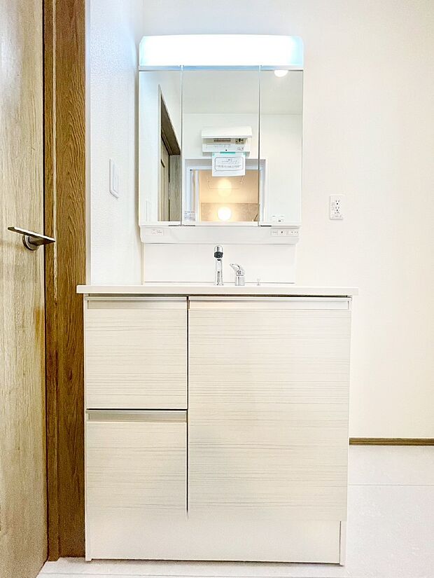 スタイリングに便利な三面鏡、ミラーキャビネットで細かい物スッキリ